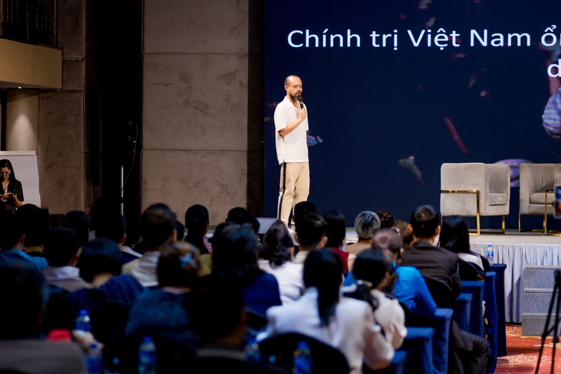 Phạm Thanh Tùng đứng trên sân khấu chia sẻ